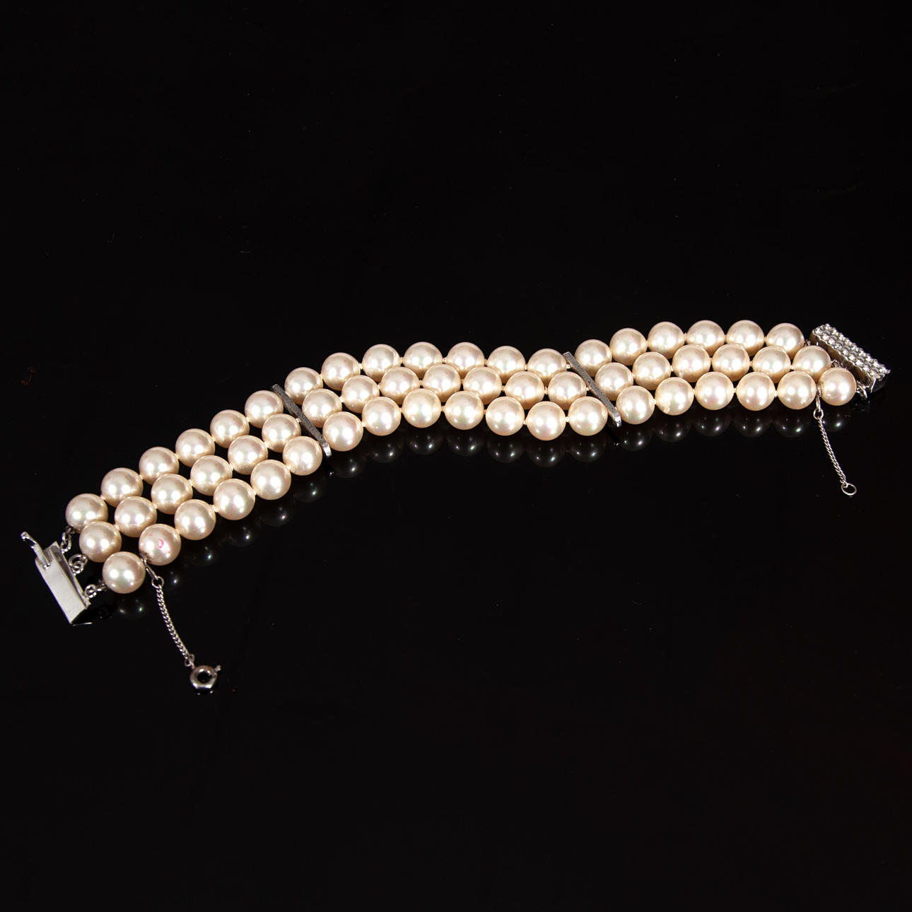 ARMBAND. Majorica, 3-reihig mit Perlen.