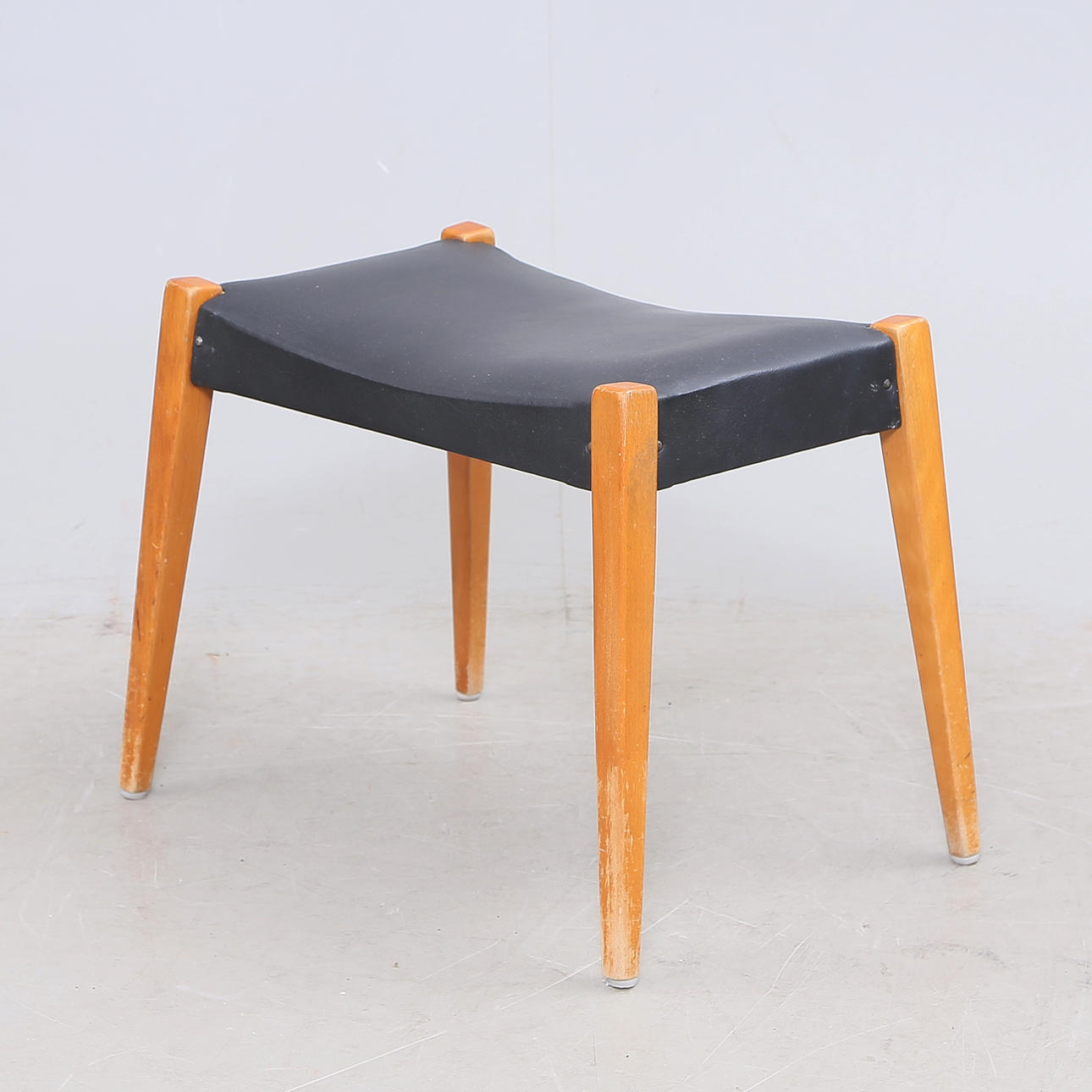 Hocker, Holzbeine, 20. Jahrhundert.