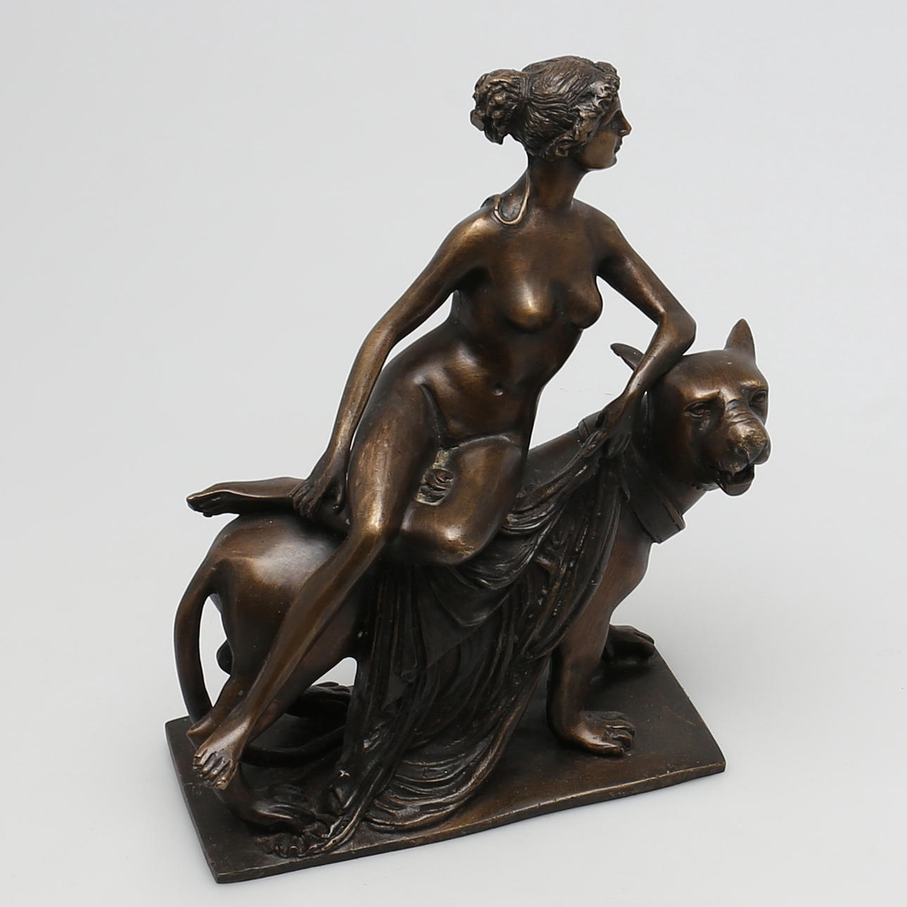 OIDENTIFIERAD KONSTNÄR. Kvinna på panteri brons. Osignerad.