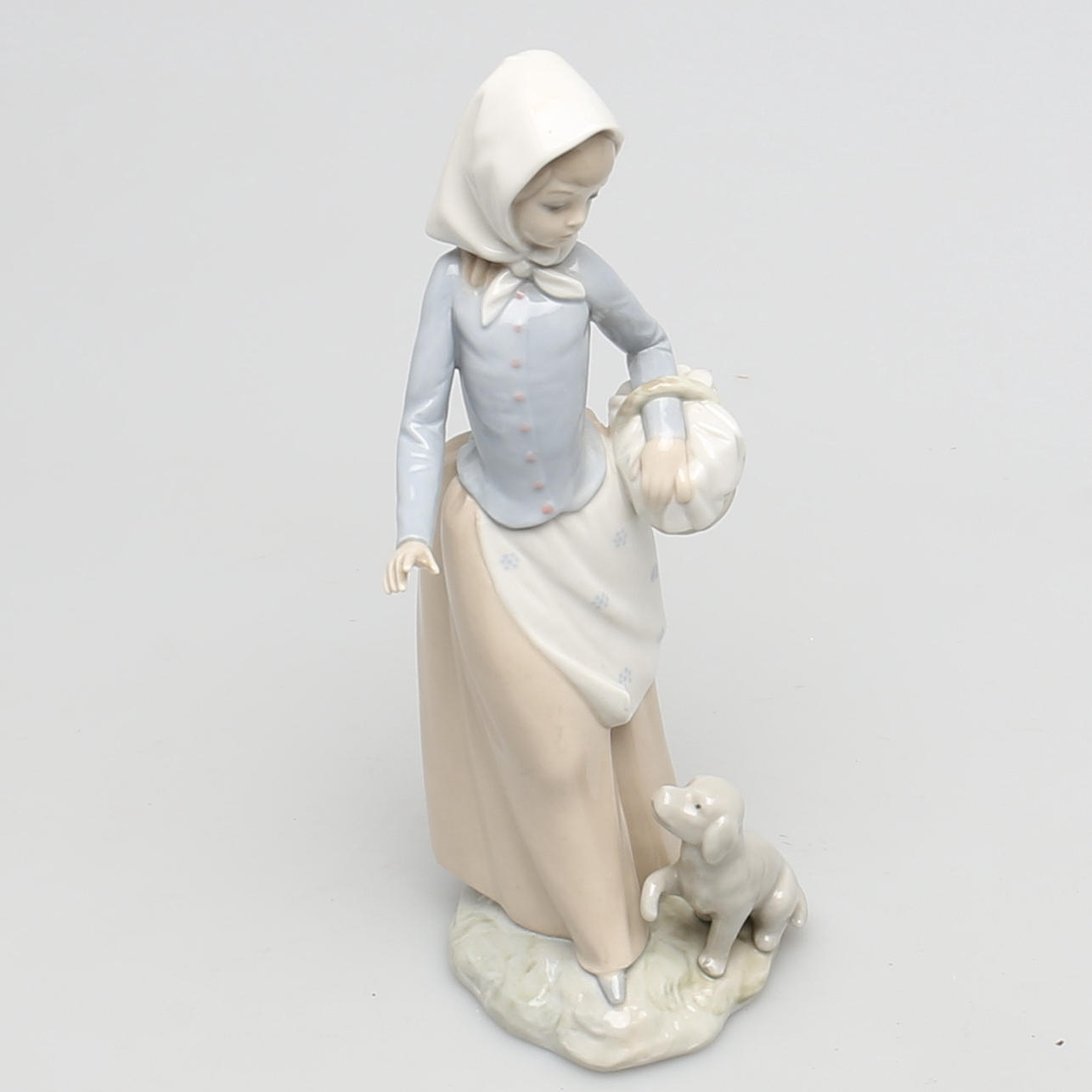 FIGURIN i porslin. Kvinna med hund. Zaphir.