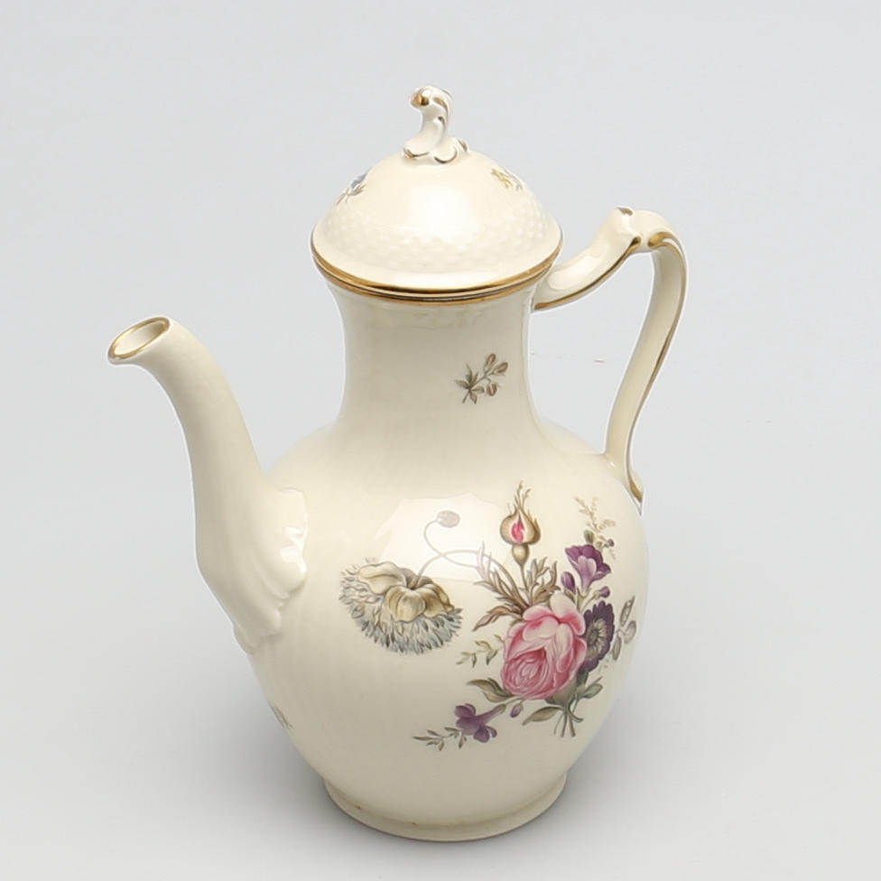 KAFFEKANNA med lock i porslin med guldkant, Royal Copenhagen, Friesenborg.