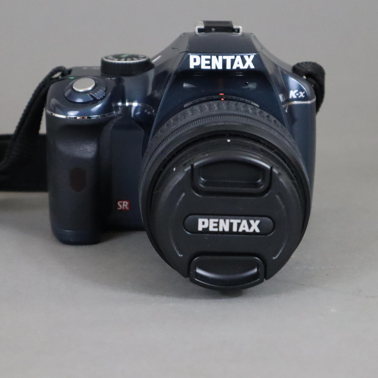 - CÁMARA PENTAX KX SLR CON OBJETIVO.