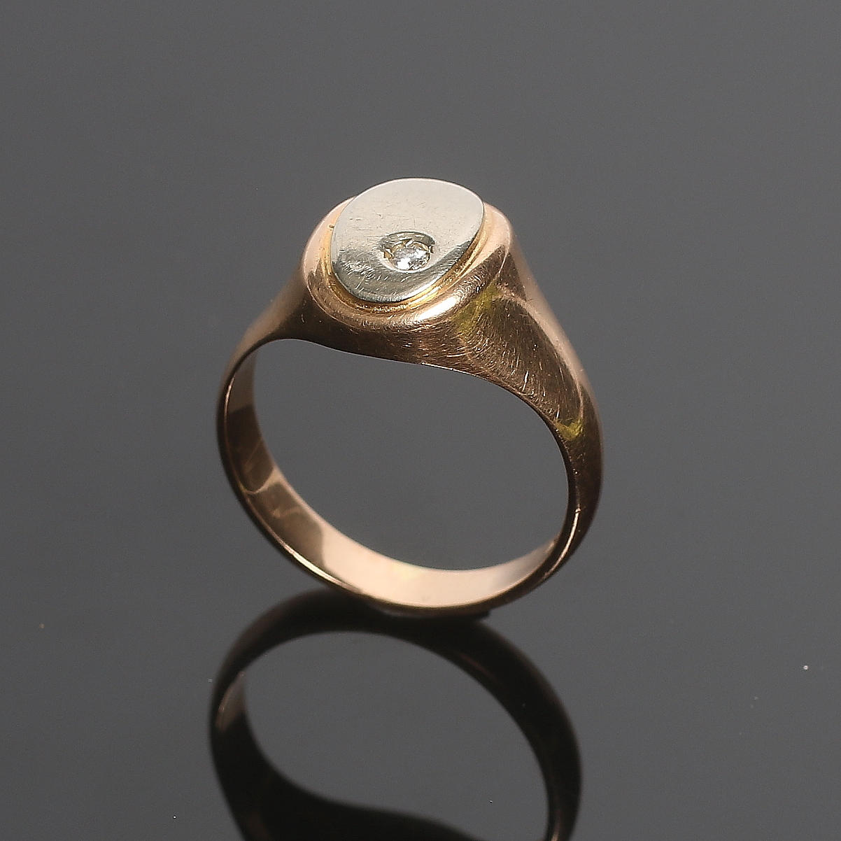 KLACKRING, 18K guld. med DIAMANT, 0,08 ct, Vikt 7 gram.