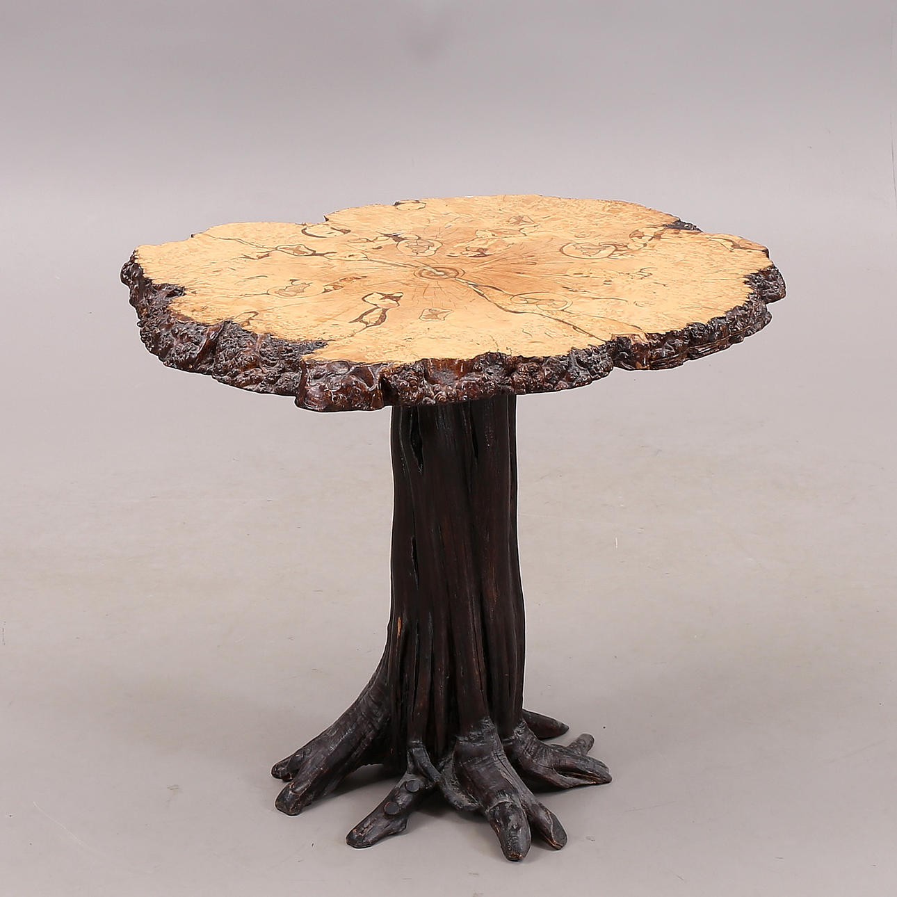 GARTENTISCH aus Baumstämmen.