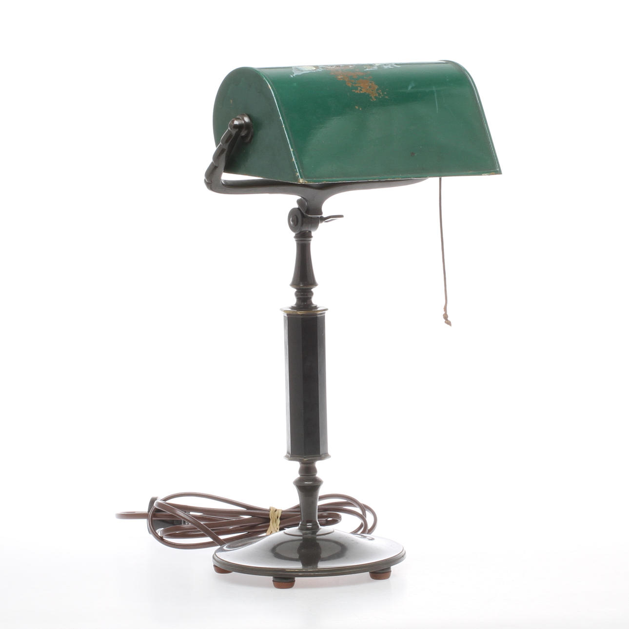 BORDSLAMPA, med grön plåtskärm, troligen Böhlmarks. 1920/30-tal.