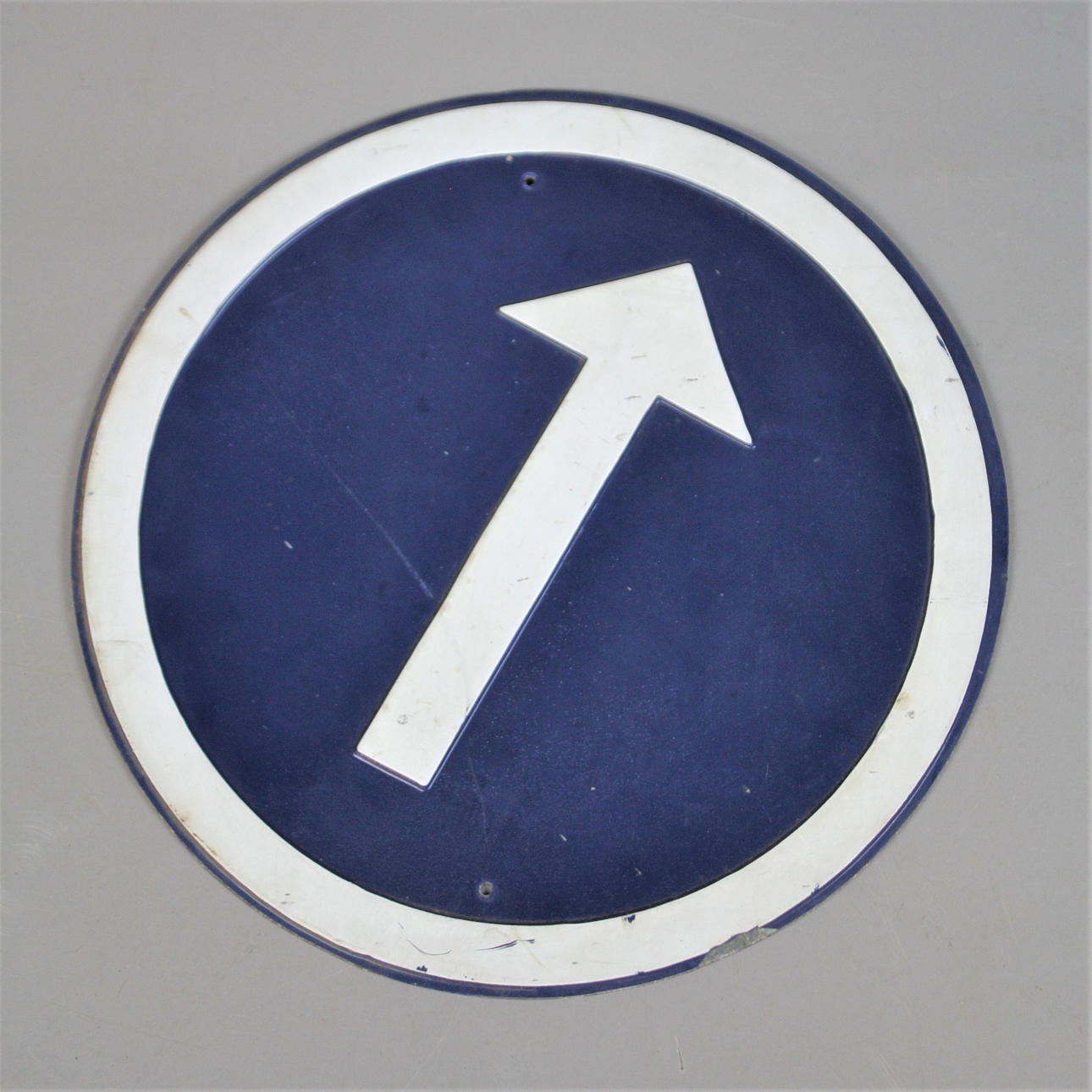 VÄGSKYLT "Påbjuden körbana".