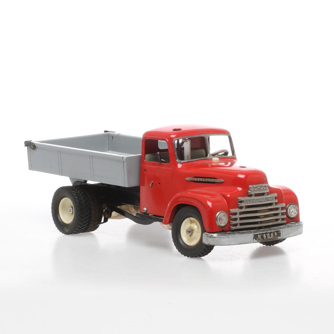 MODELLBIL SCHUCO Construction car 6068. Röd plåt med grått flak i plast. Urverk.