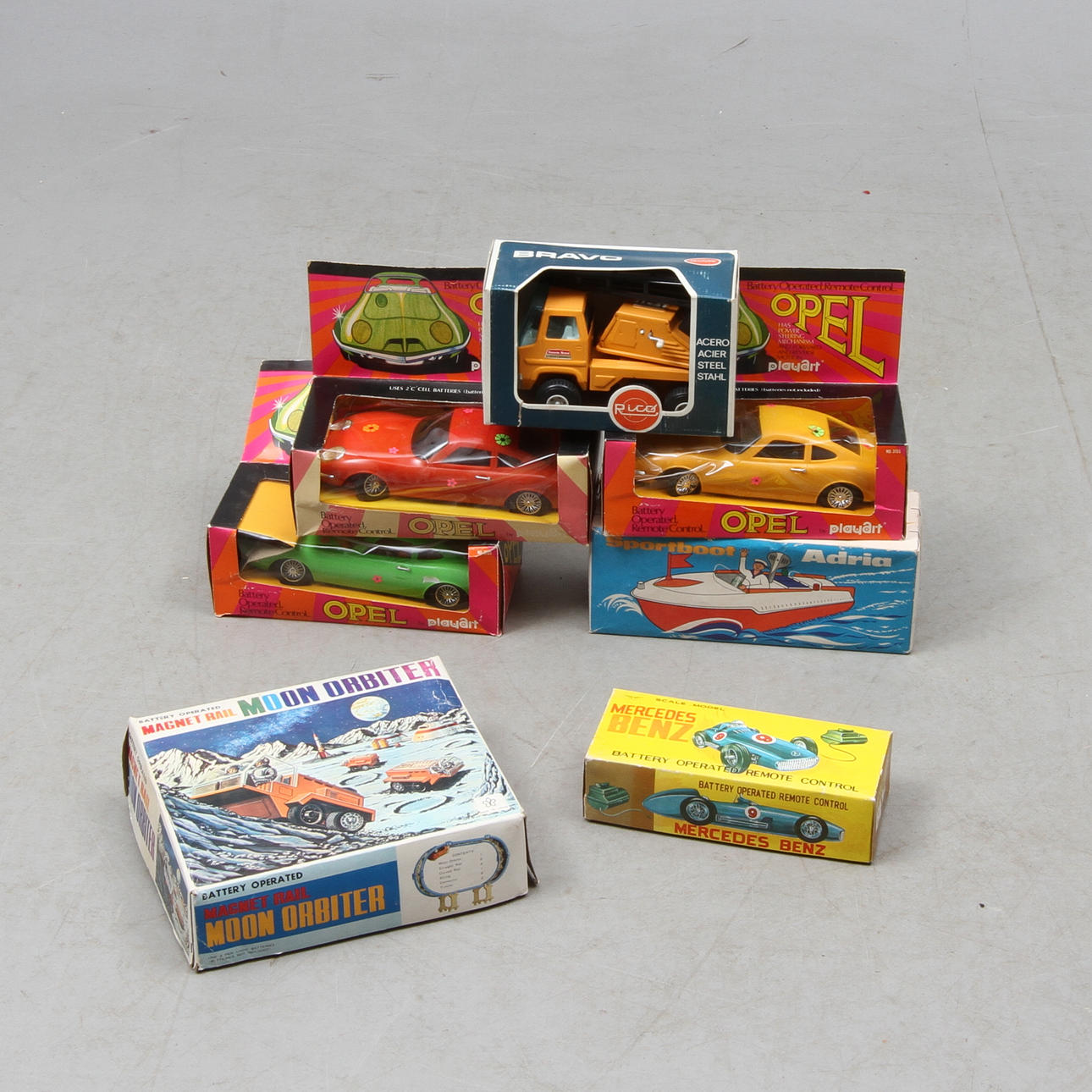 LEKSAKER 7 delar. 3 OPEL, en Merceds Benz, en kranbil, en båt och ett rymdfordon. Originalkartonger.