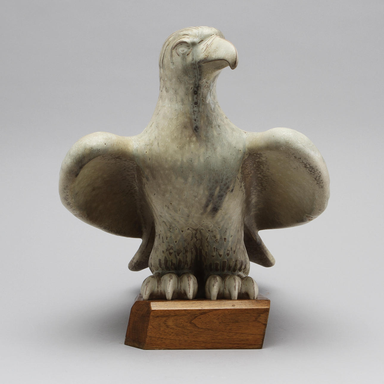 GUNNAR NYLUND. Skulptur i form av rovfågel, stengods glaserad i ljusa toner, Rörstrand, signerad unik.