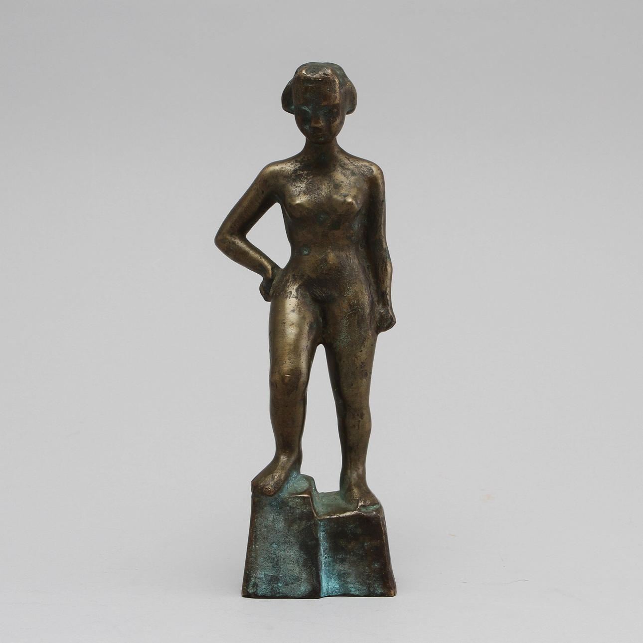 SIGGE BERGGREN. Skulptur, stående kvinna, patinerad brons, signerad.