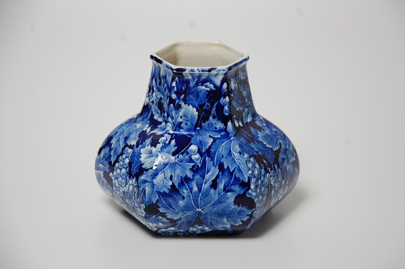 VAS, porslin, " Druva " Rörstrand.