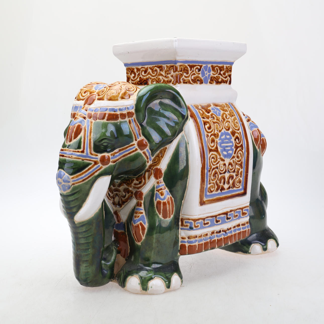 PIEDESTAL, i form af en elefant, keramik.