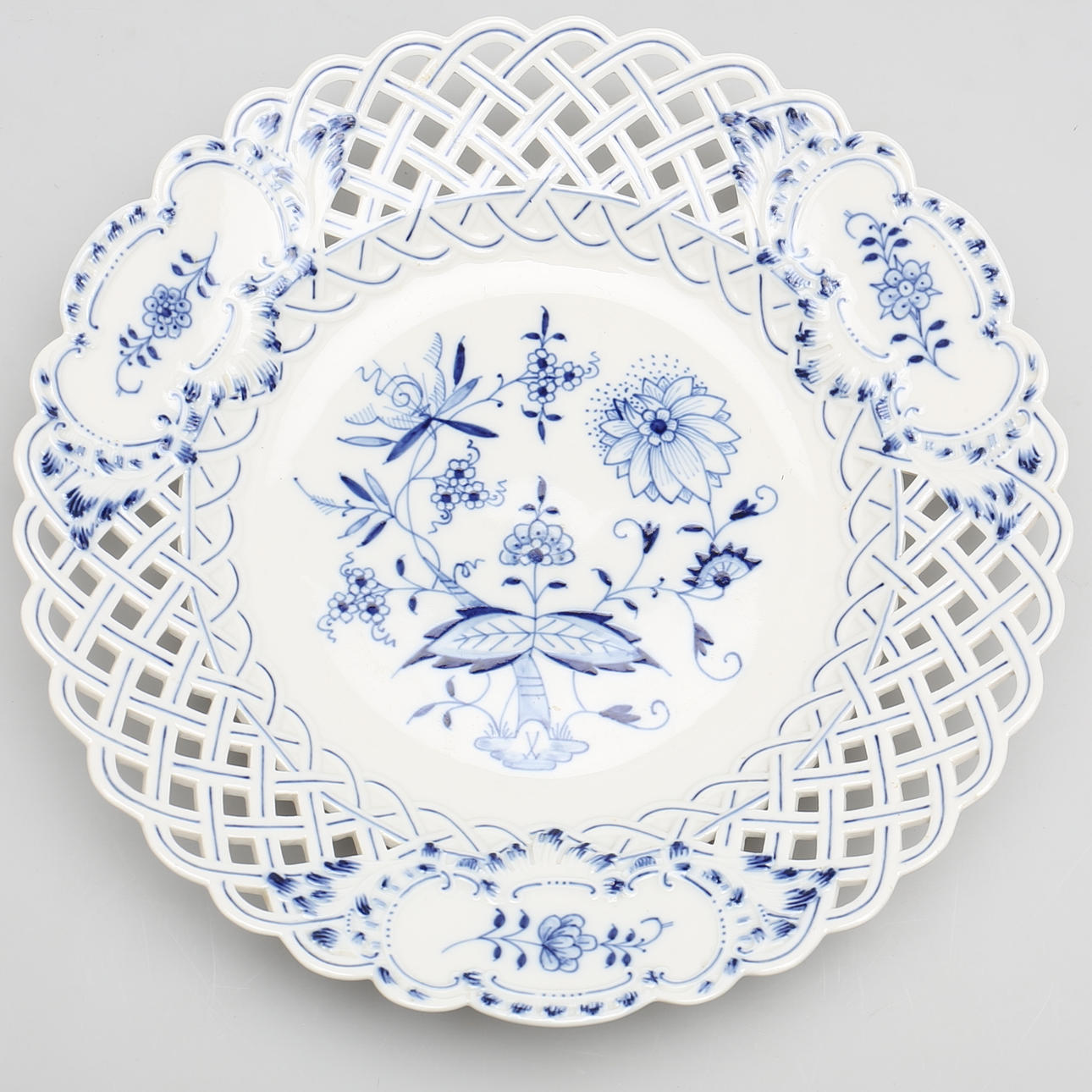 GALLERFAT i porslin. "Blue onion", Meissen, 1900-talets första hälft.