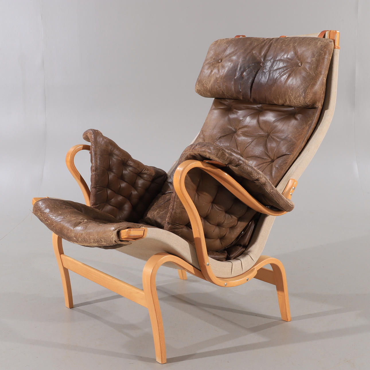 BRUNO MATHSSON. Fåtölj, "Pernilla"Dux.