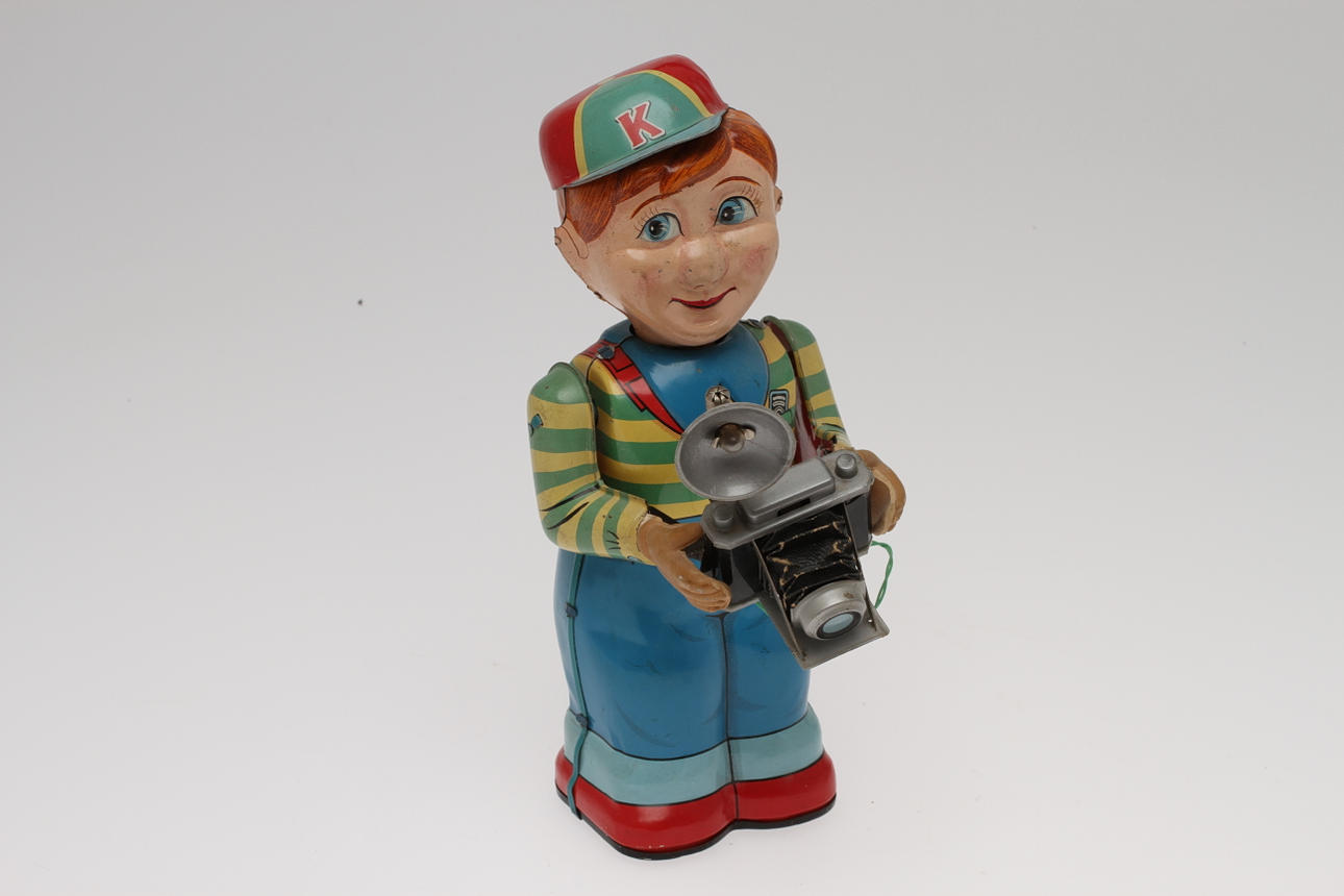 PLÅTLEKSAK TN Made in JAPAN , MAN MED KAMERA.