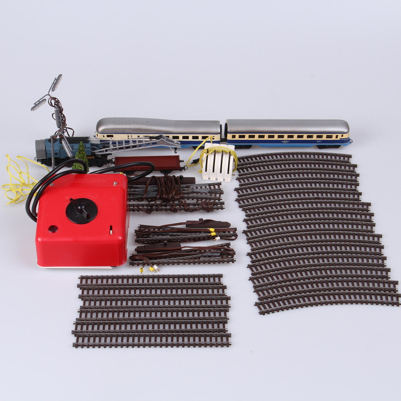 TÅGBANA, med rälsbuss, och tillbehör, 29 delar, Kleinbahn.