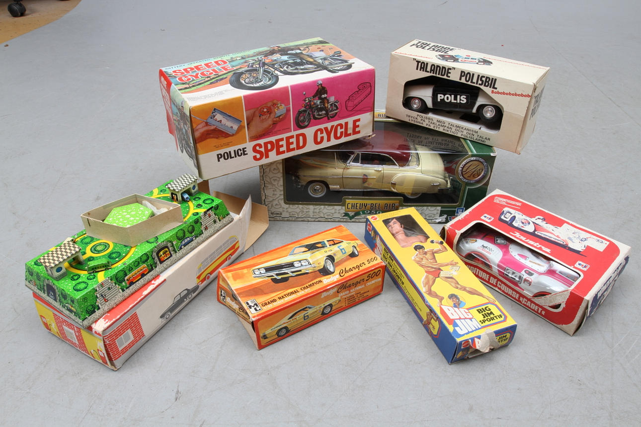 PARTI LEKSAKER. Bussbana i plåt, urverk, USSR. BIG JIM, CHEVY BEL AIR, talande polisbil, motorcykel med mera. Originalkartonger.