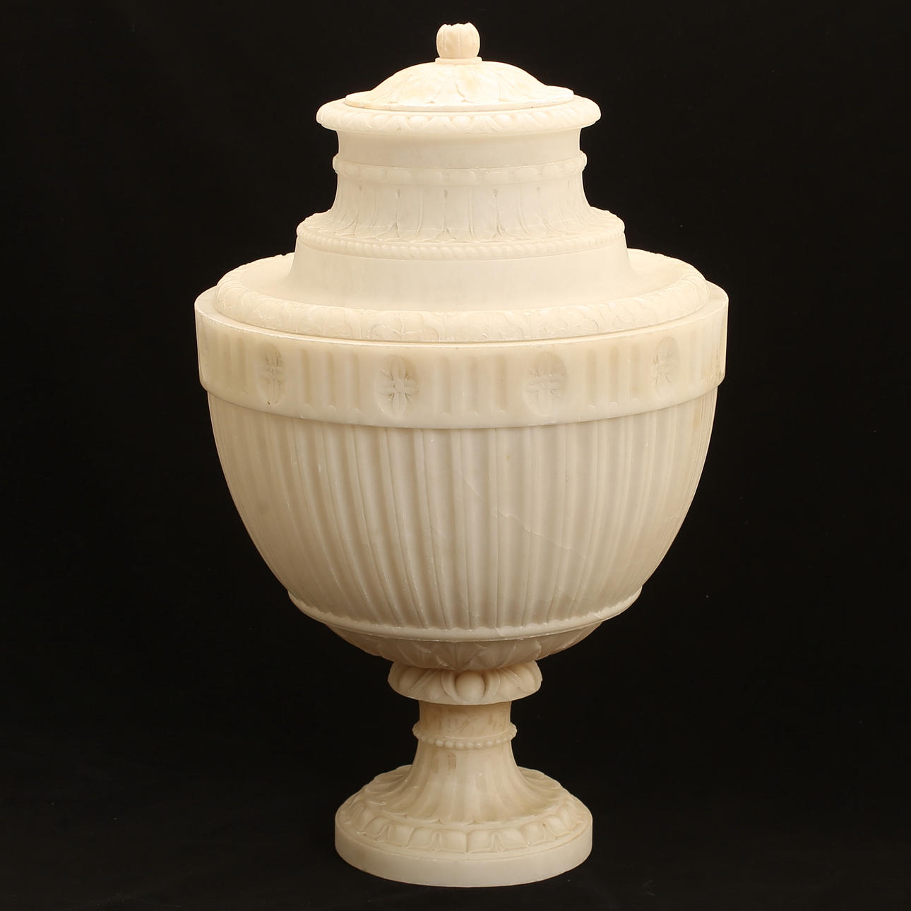 URNE MIT Deckel, Alabaster, 19. Jahrhundert.