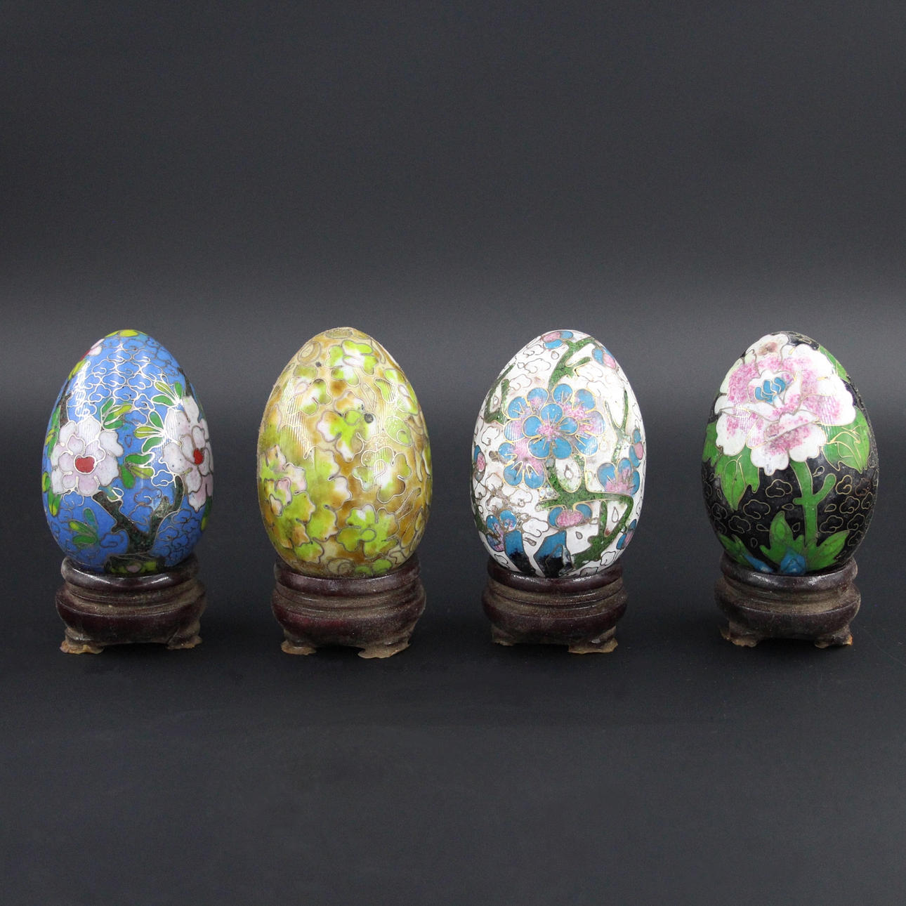 Cloisonné ägg, med träbas, Kina, 4 bitar.