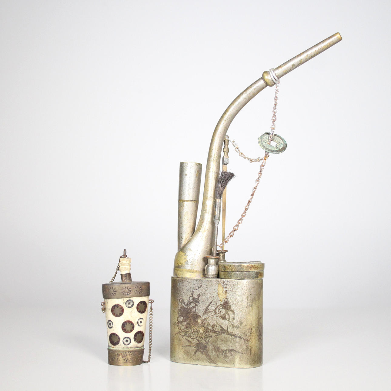 Pipa china y caja de rapé, latón.