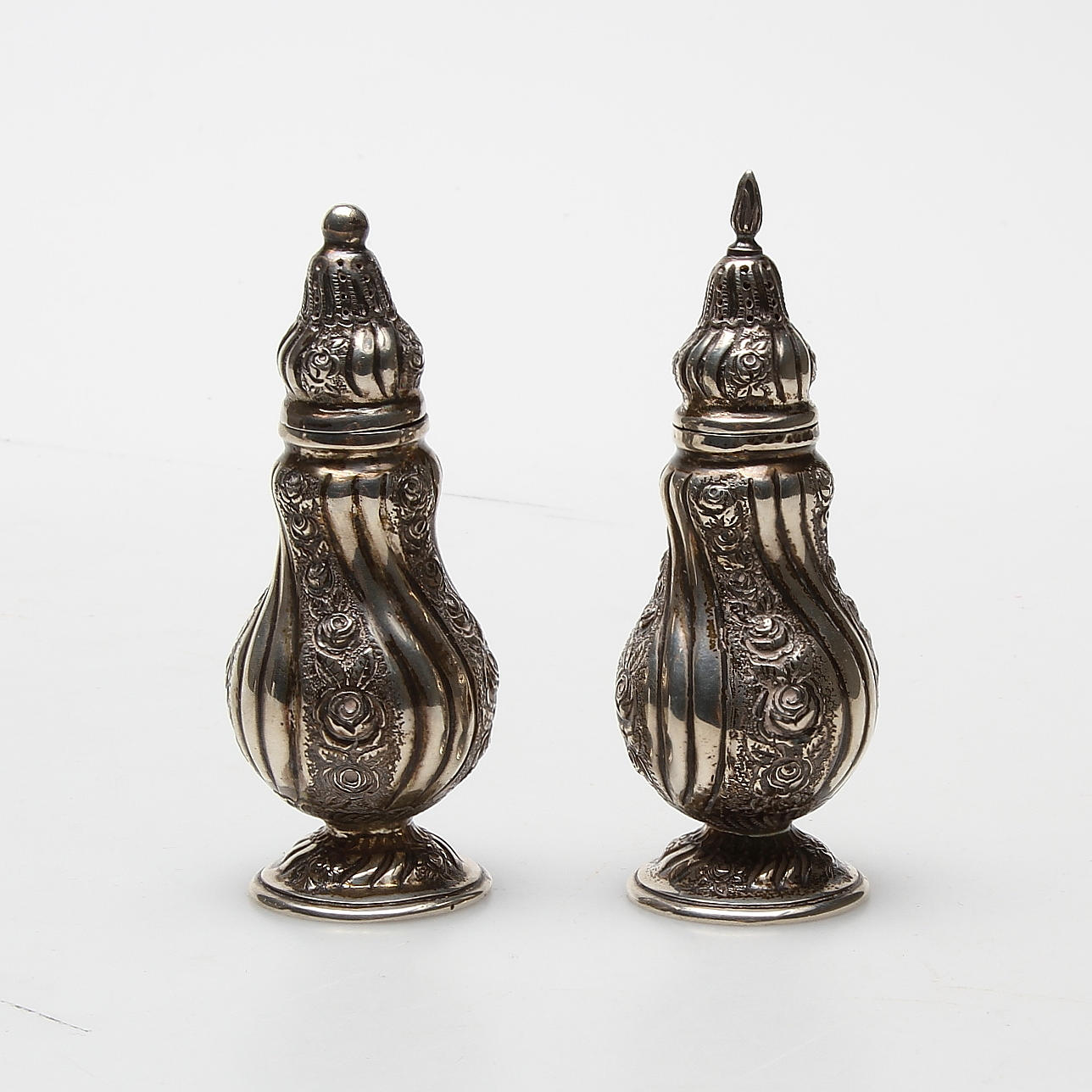 SOCKER- OCH PEPPARKAR, silver, rokokostil, vikt ca. 110,6 gram.