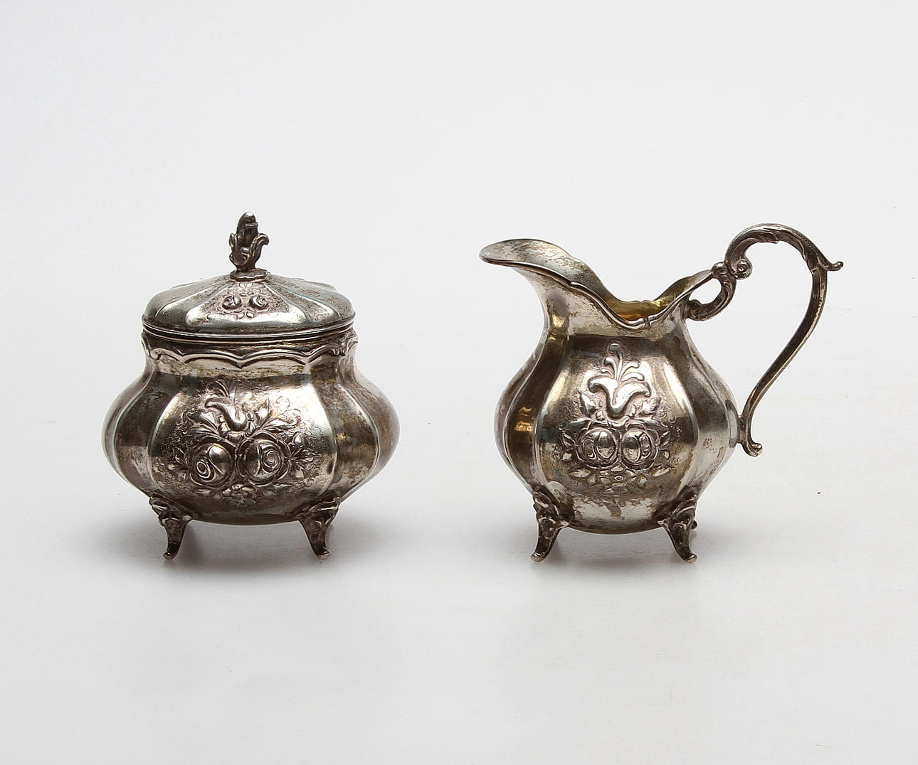 SOCKERSKÅL och GRÄDSNÄCKA, silver, rokokostil, vikt ca. 242,7 gram.