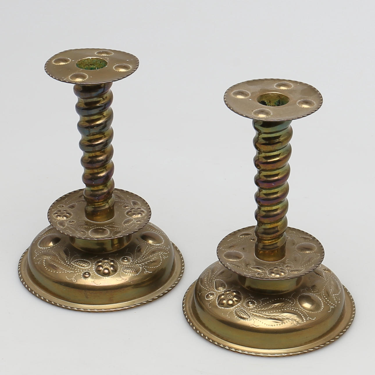 LJUSSTAKAR i plåt. Ett par. Omkring 1800/1900-tal.