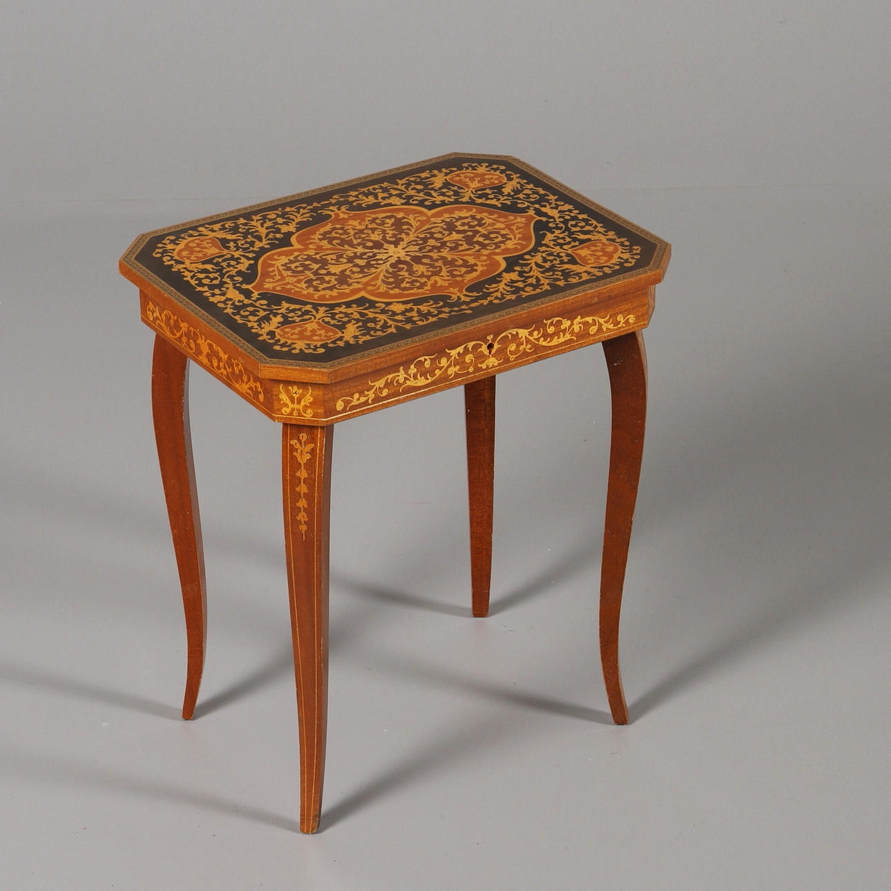 MUSIKBORD med tryckt intarsiamönster, Troligen Italien, 1900-talets första hälft.