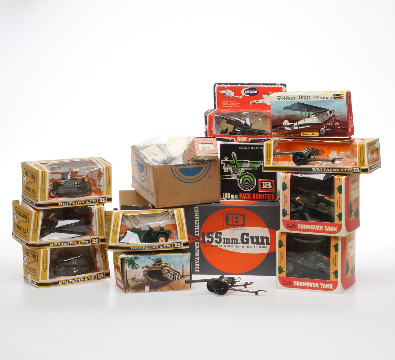MILITÄRLEKSAKER, BRITAINS, GAMA med flera. Nästan allt i originalkartonger.