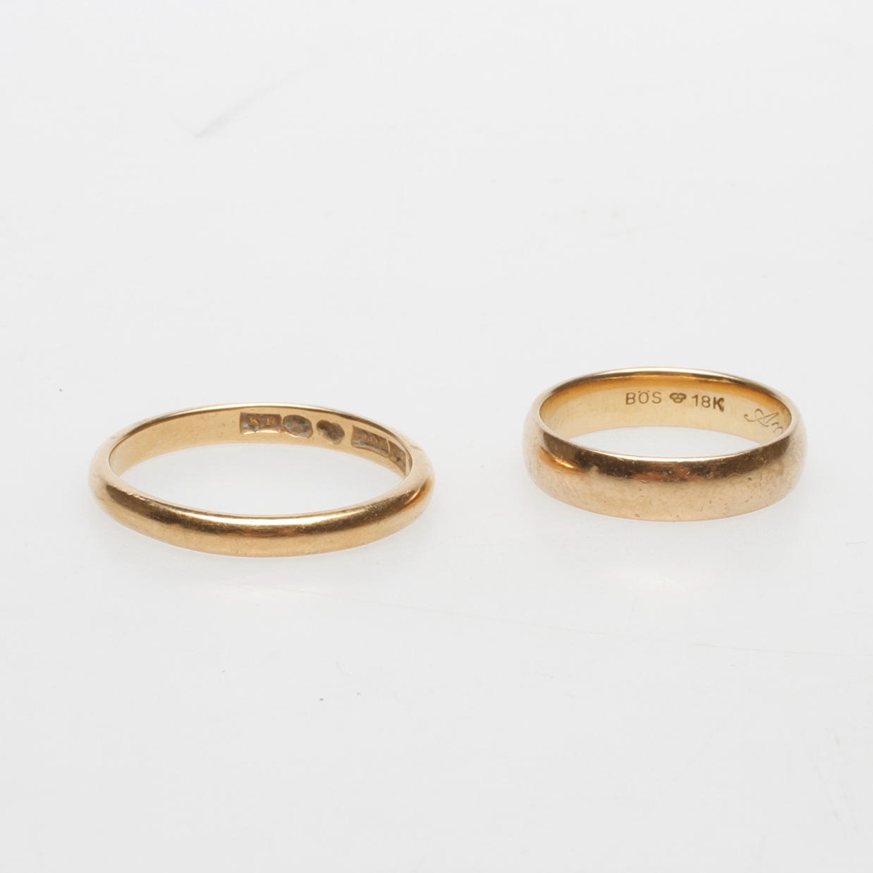 RINGAR, 2 st, 18-20k guld, vikt ca 10,6 gr.