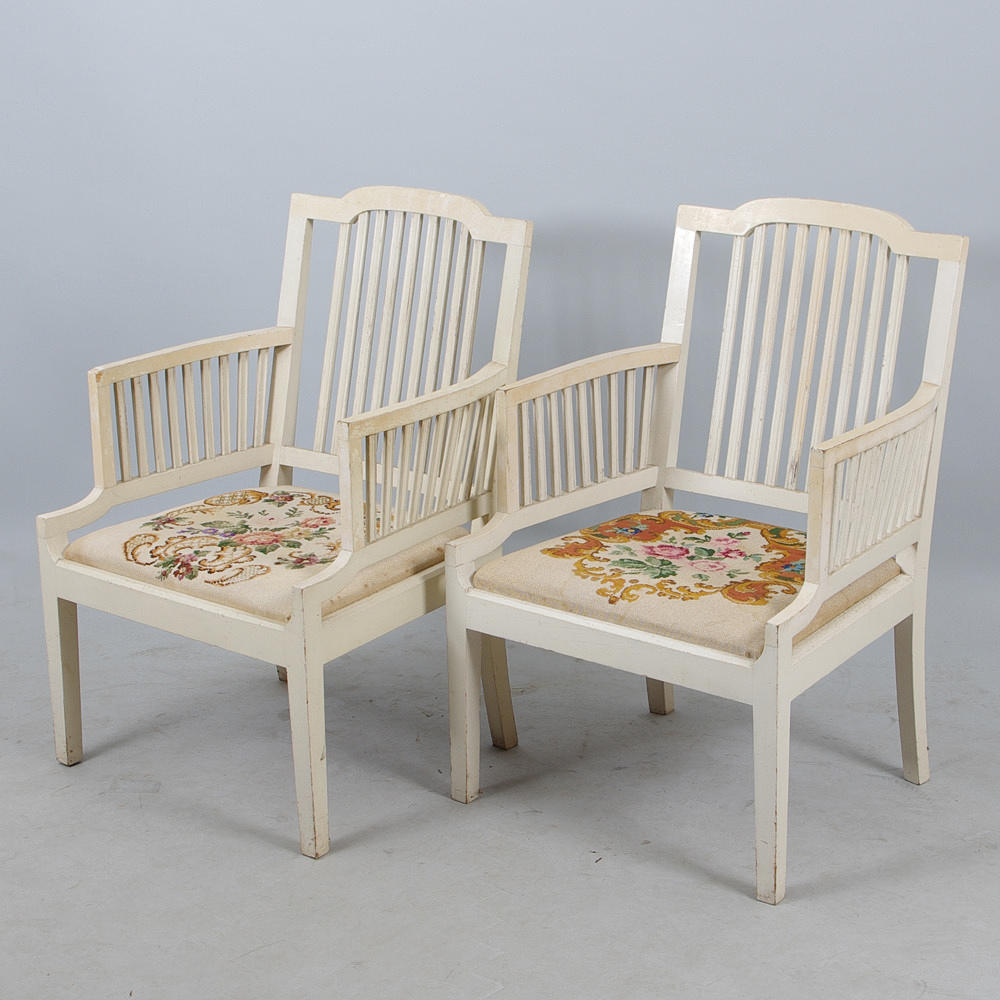 KARMSTOLAR, 1 par, vitmålade med broderad sits, Carl Larsson-stil.