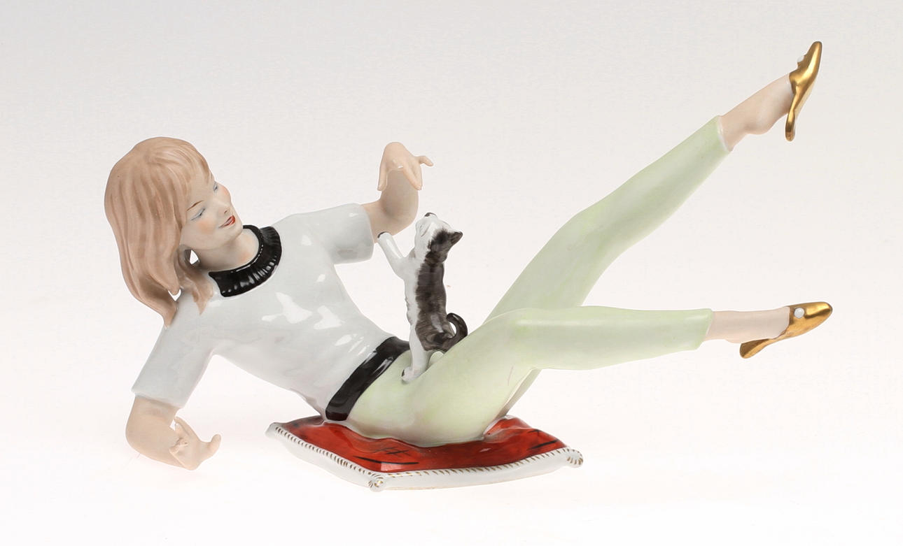 FIGURIN, porslin, "Flicka med katt", Wallendorf.