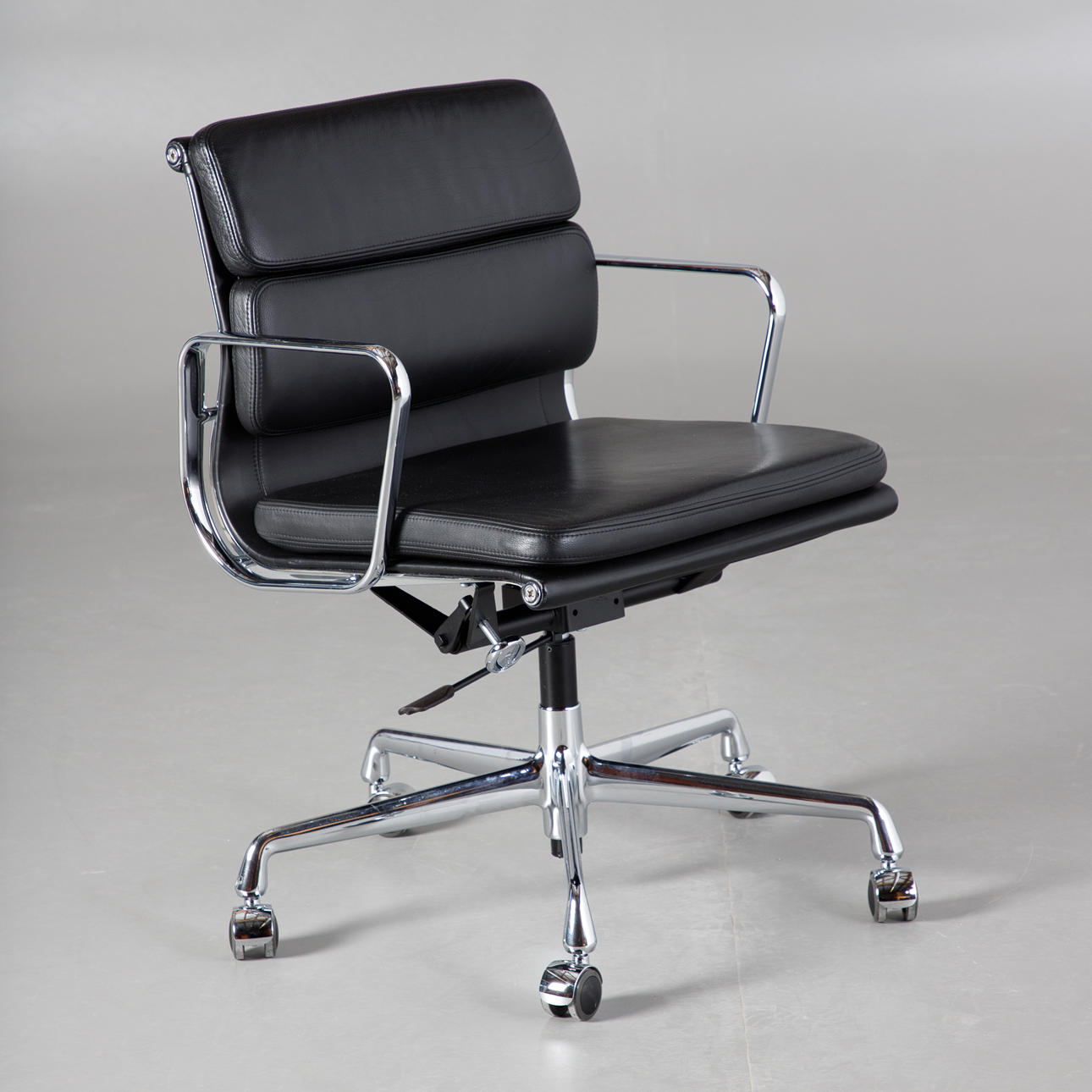 CHARLES & RAY EAMES. Vitra, Soft Pad EA 217 office chair.