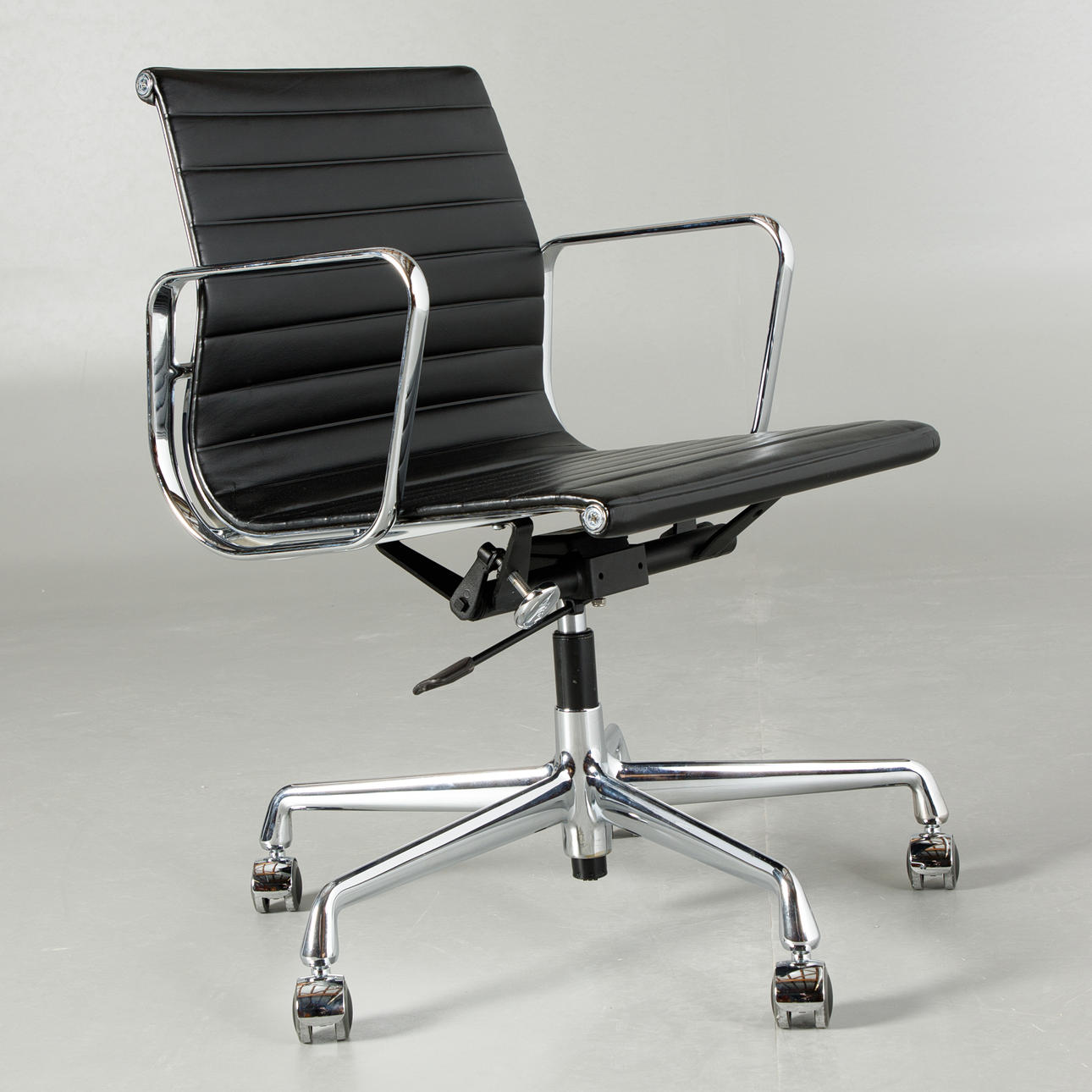 CHARLES & RAY EAMES. Vitra, office chair EA 117.