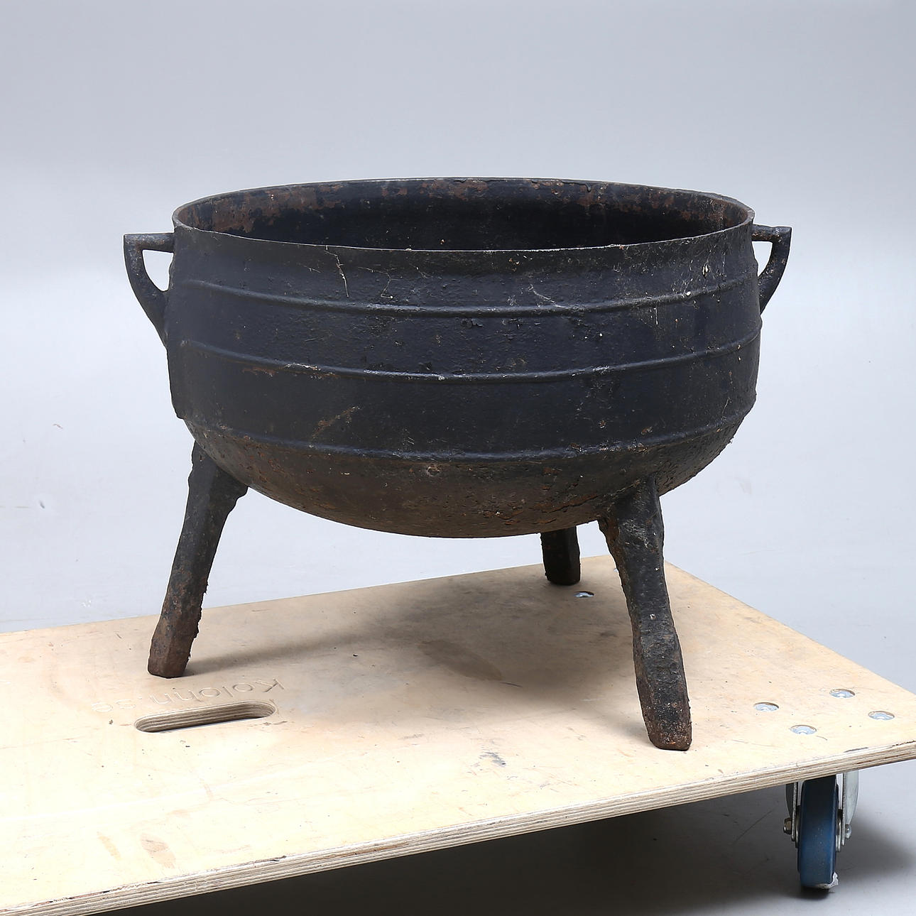 MACETERO, trípode, hierro fundido, 1900.