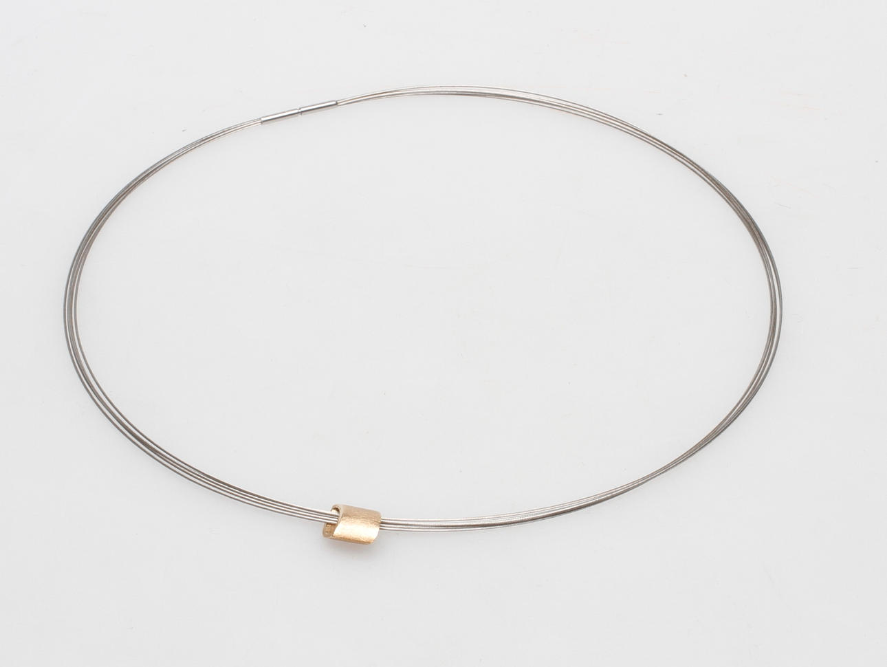 HALSBAND, stål samt HÄNGE, 18k guld, design Peter de Witt, Linköping.