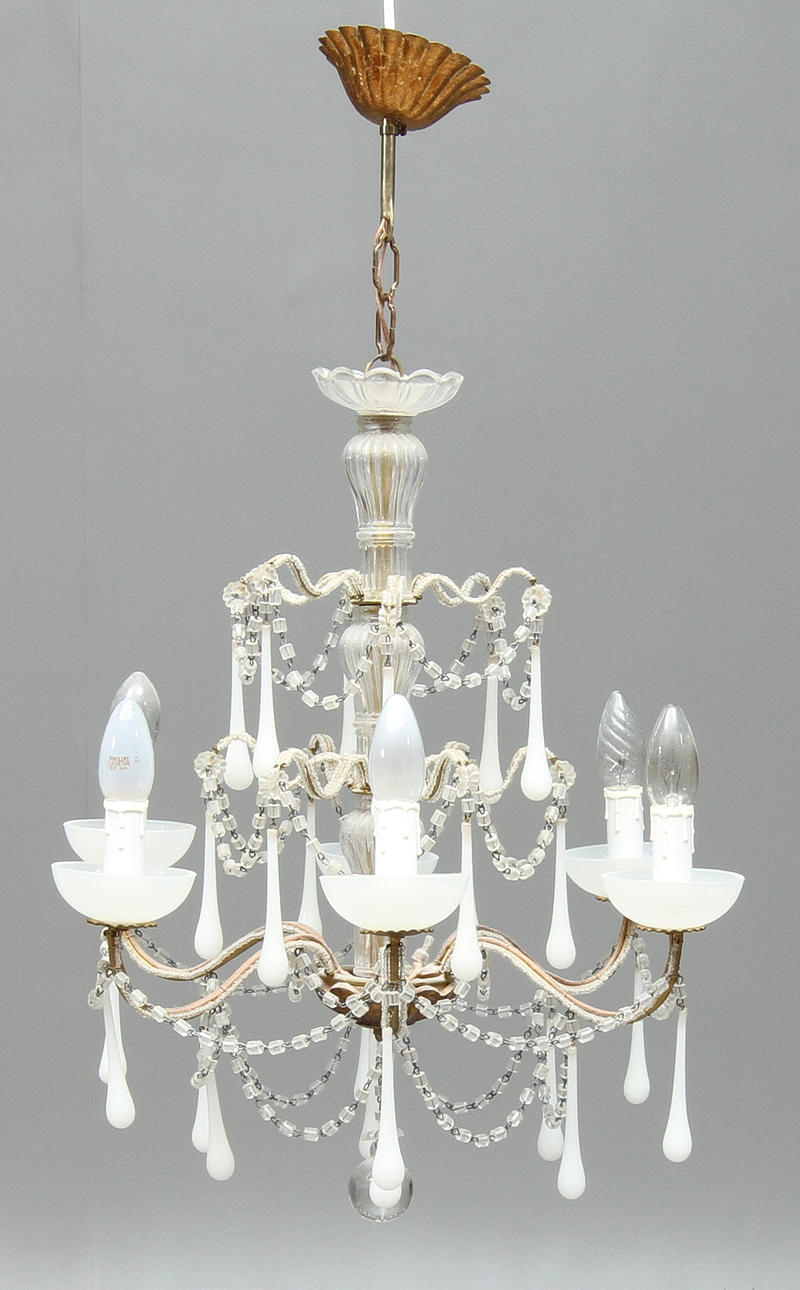 LJUSKRONA, med 6 ljusarmar, droppformade prismor i vitt, 1900-tal.