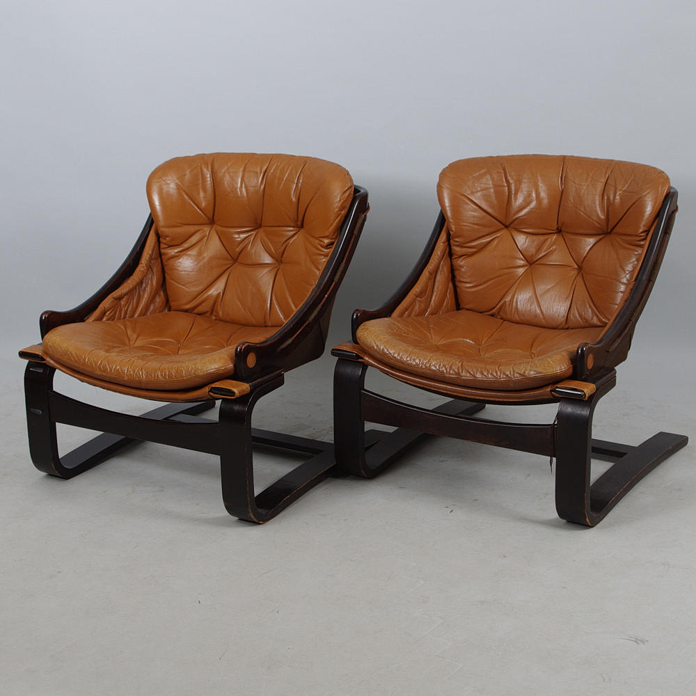 FÅTÖLJER, 1 par, brunt skinn, betsat trä, modern design.