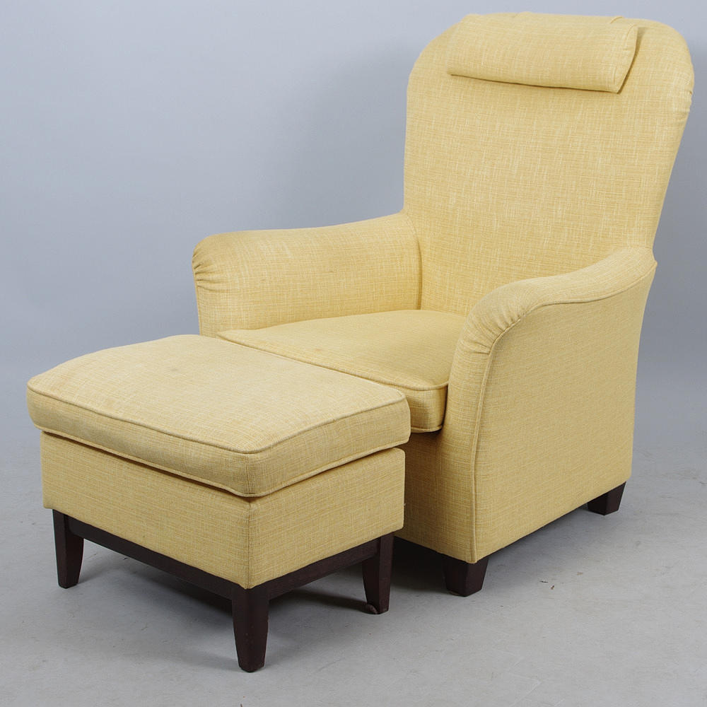 FÅTÖLJ MED FOTPALL, gul klädsel.