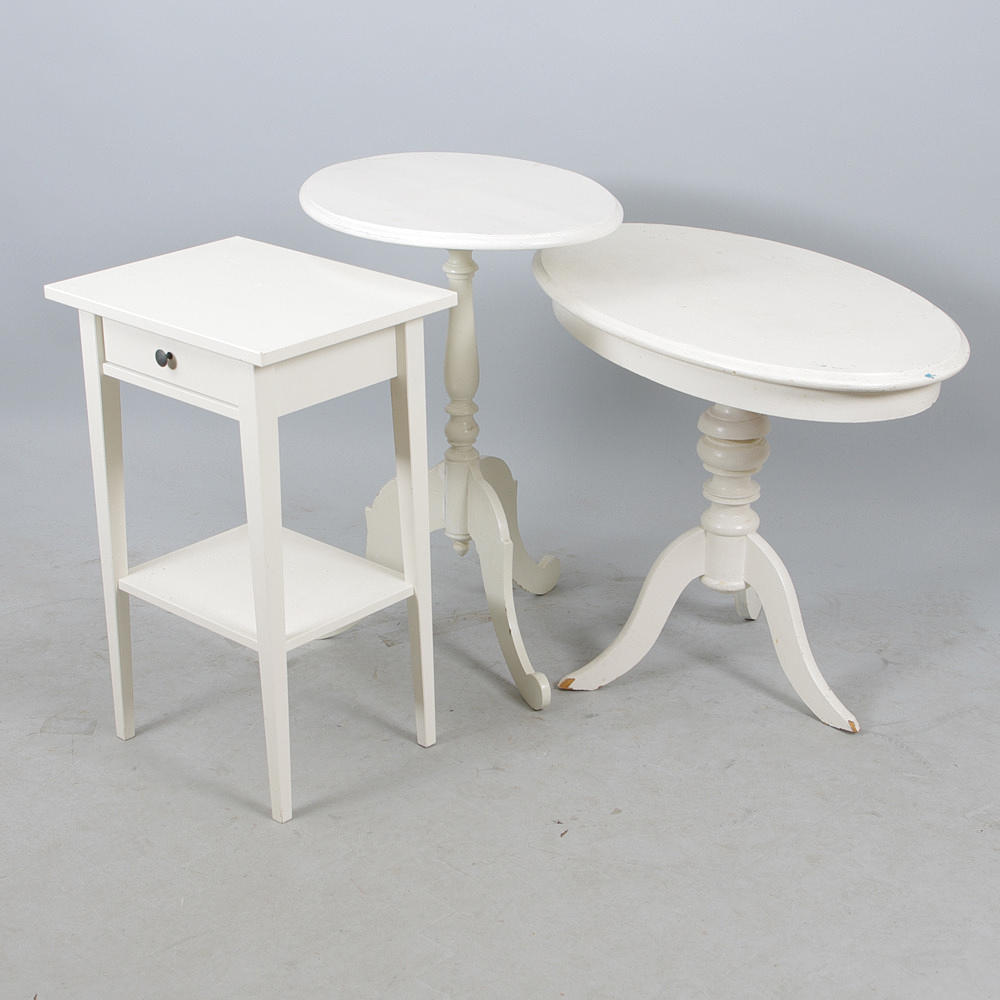 SÄNGBORD SAMT 2 PELARBORD, vitmålade, 1800/1900-tal.