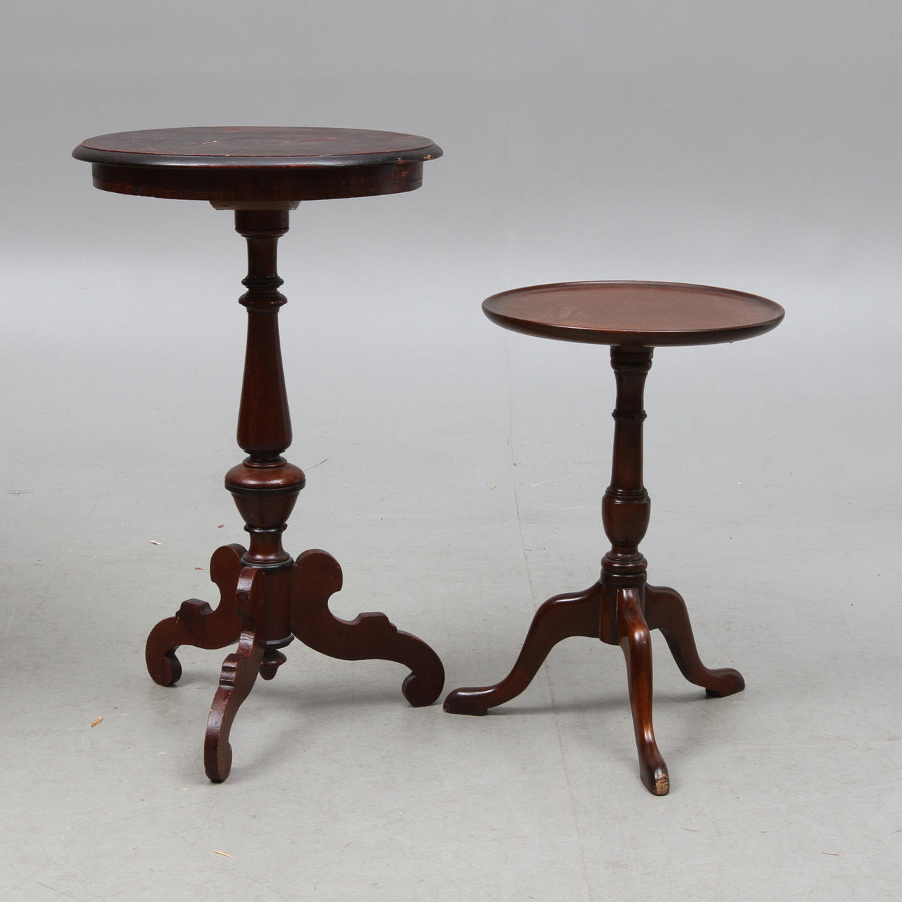 PELARBORD, 2 st, varav ett skyltmärkt Nordiska Kompaniet, 19 & 1800-tal.