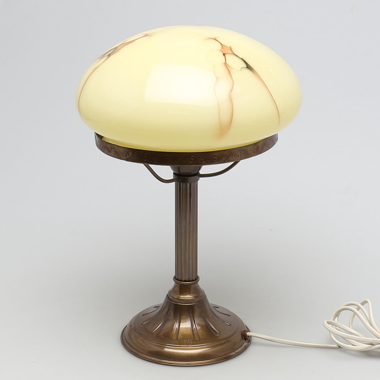 BORDSARMATUR i mässing och glas. Strindbergslampa. Konsthantverk AB, Tyringe.