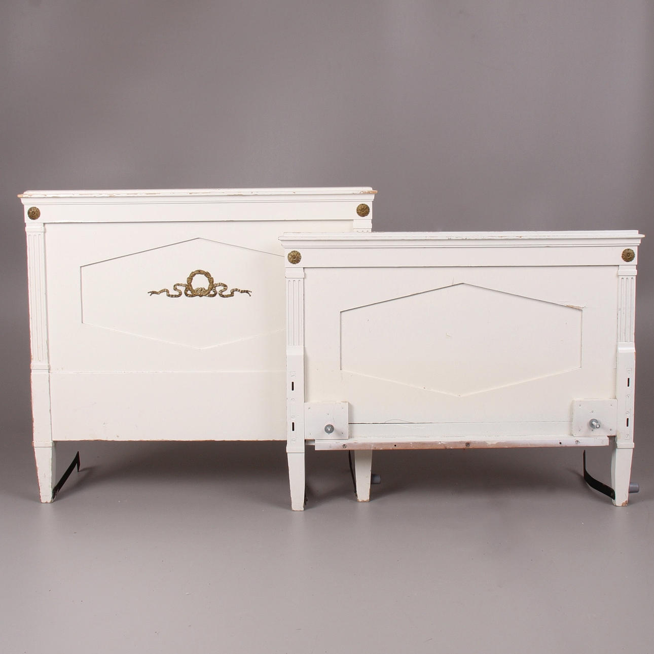 SÄNGGAVLAR, ett par, gustaviansk stil, 1900-tal.