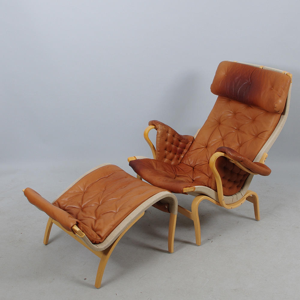 FÅTÖLJ MED FOTPALL. "Pernilla", design Bruno Mathsson.