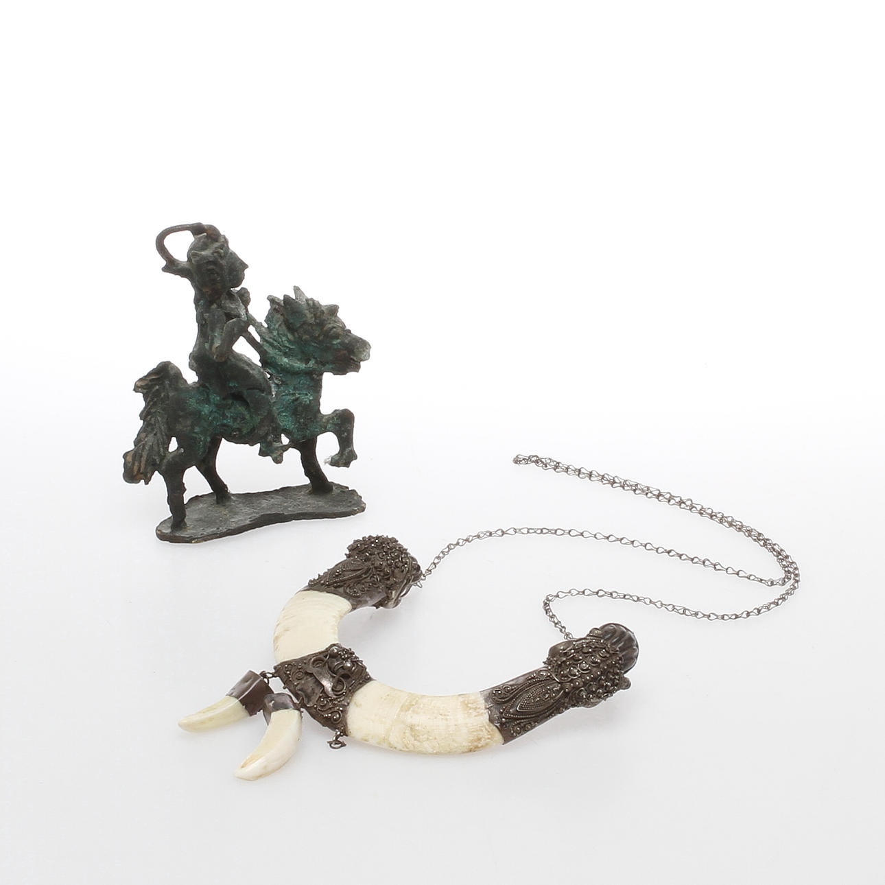 FIGURIN, brons, samt HALSSMYCKE med silverbeslag, orientaliskt, 1900-tal.