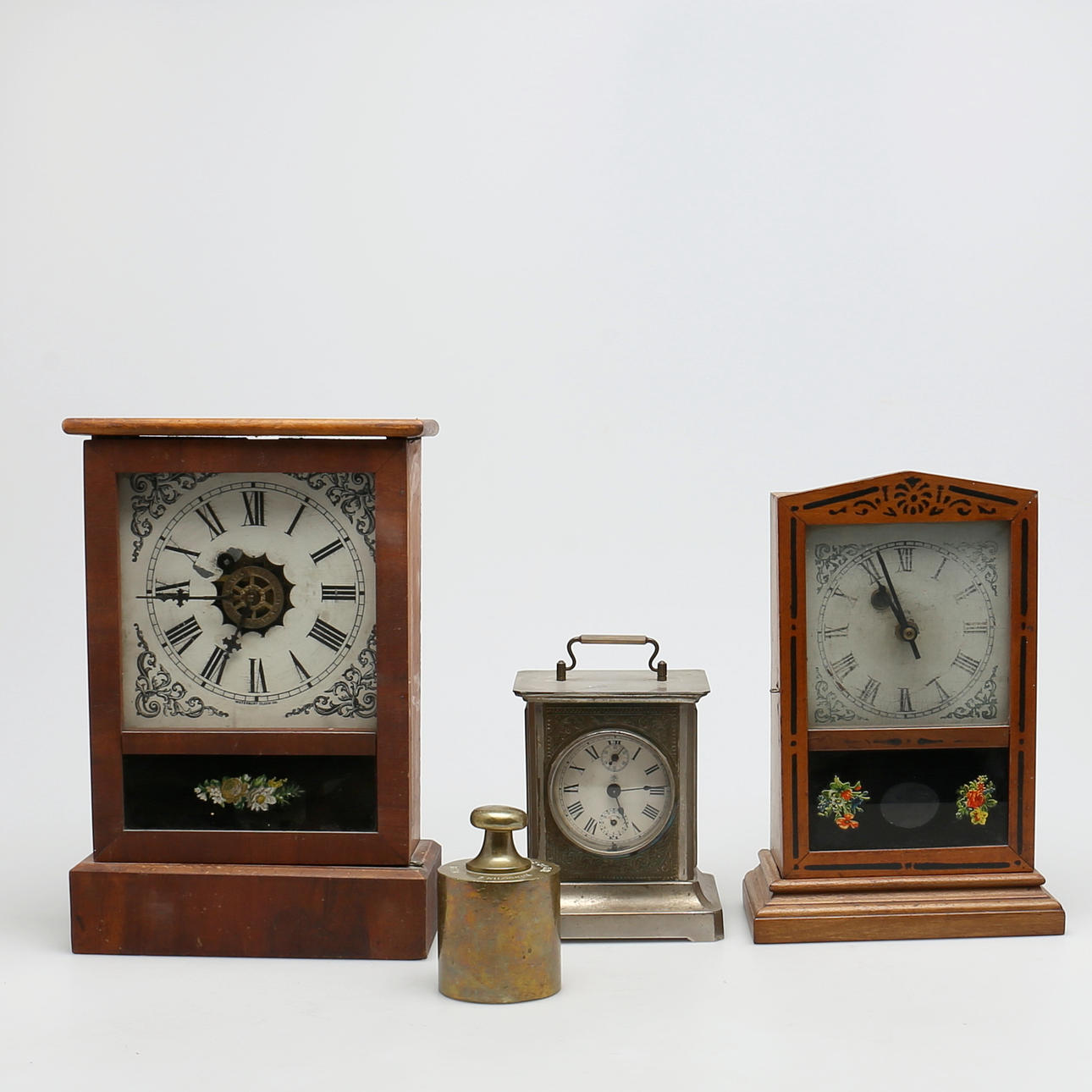 BORDSUR i trä och metall. 3 st. Bla. Waterbury. 1800-tal.