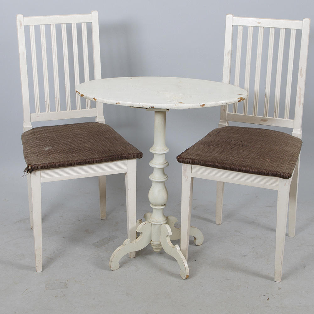 PELARBORD SAMT 1 PAR STOLAR, vitmålade, sent 1800-tal/1900-tal.