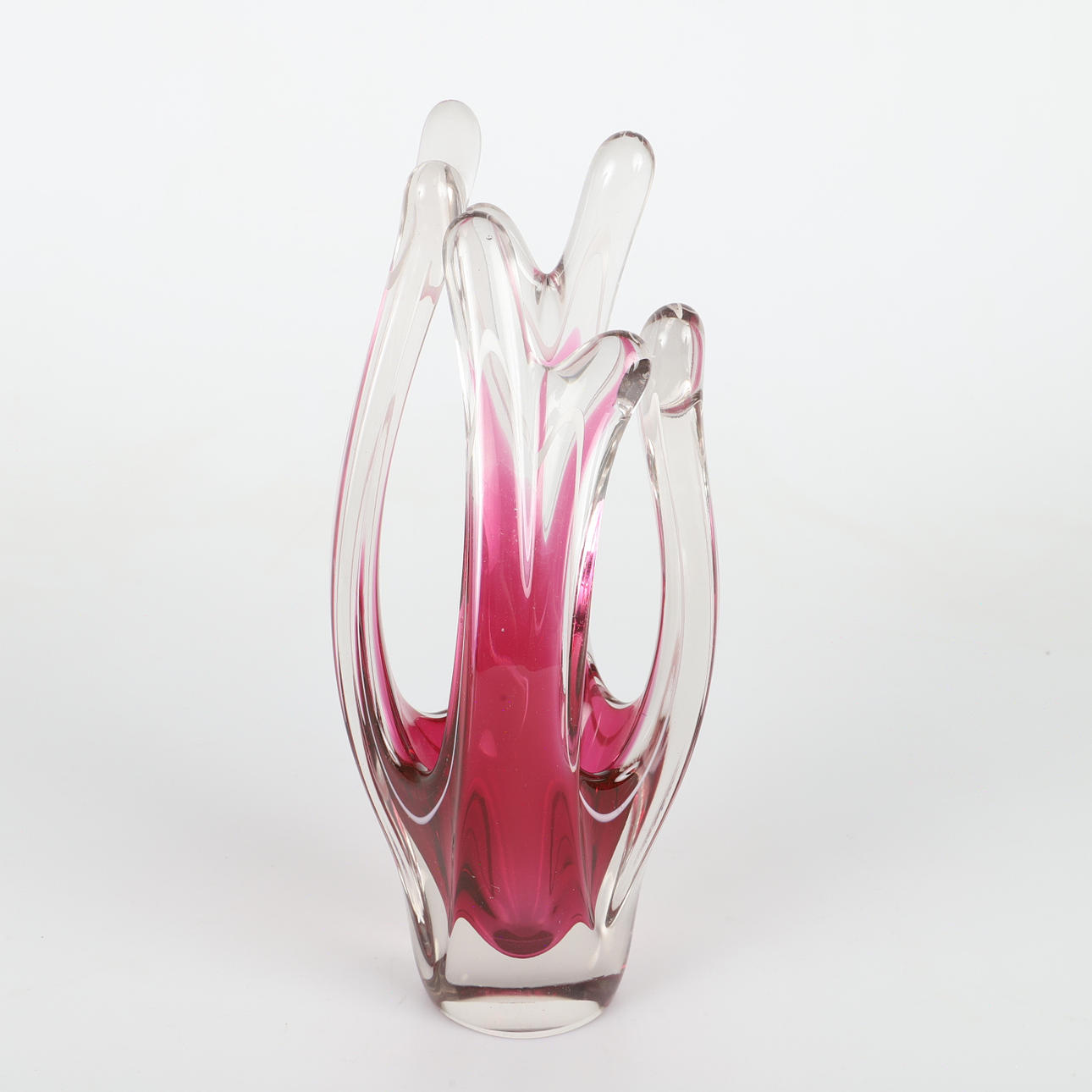 PAUL KEDELV. Vas, glas, osignerad.