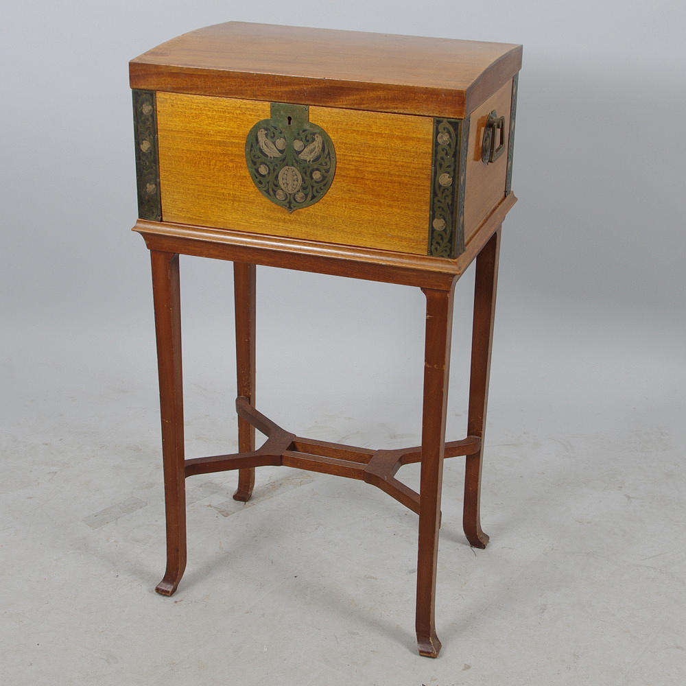 KISTA PÅ BENSTÄLLNING, mahogny med metalldekor, empirestil.