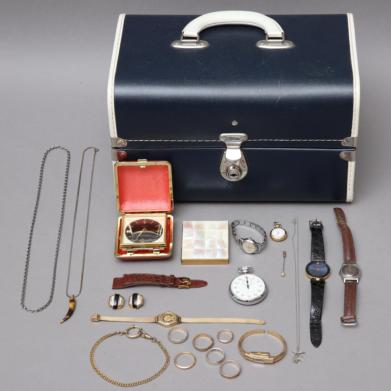 SMYCKESKRIN, med smycken & klockor.